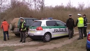 Mladíci Ivanu (13) väznili v mraze. Jej boj o život si fotili!