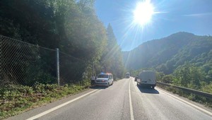 Na cestu pod Strečnom spadli skaly, narazili do nich viaceré autá