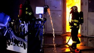 V Bratislave vypukol obrovský požiar, dym zasiahol aj ubytovňu