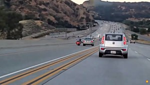 VIDEO: Motorkár na diaľnici kopol do auta, spôsobil hromadnú nehodu