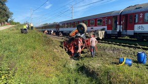 Hrozivo vyzerajúca nehoda v Spišských Tomášovciach. Vodič nákladného auta stihol na poslednú chvíľu vyskočiť