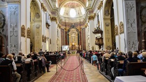 Pred chrámom svätyne Panny Márie sa stretli desaťtisícky ľudí