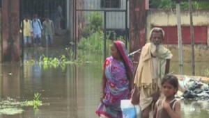 Mohutné záplavy si vyžiadali najmenej 950 obetí