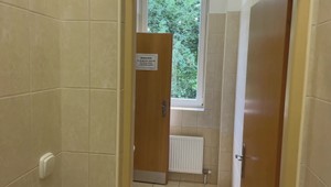 Díler vyskočil z okna dámskych toaliet aj s putami. Policajtov už potrestali