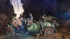 Z auta zostala len kopa šrotu: Čelnú zrážku neprežil 15-ročný chlapec