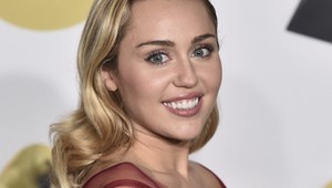 Miley Cyrus vymenila šatník a vyzerá ako správna dáma: Čo hovoríte na túto zmenu?