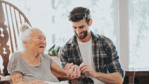 Hollywoodský herec (31) si do domu nasťahoval starenku (89) zo susedstva