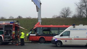 V Bratislave havaroval autobus MHD. Zranilo sa 15 ľudí, vrátane 2 detí