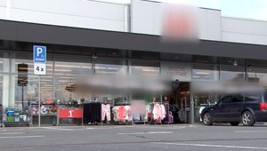 Žena našla v predajni medzi ponožkami peňaženku. Polícia teraz hľadá jej majiteľa