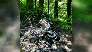 FOTO: Vážna nehoda na Záhorí. Motocykel sa zrazil s autom, po zrážke začal horieť