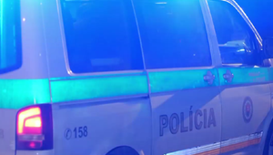 Tragický nález: V blízkosti bytových domov našla polícia mŕtveho muža