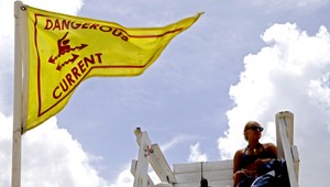 Hurikán Arthur sa krotí, zoslabol na tropickú búrku