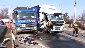 Smetiarske auto stálo na kraji cesty, keď do neho vpálil kamión