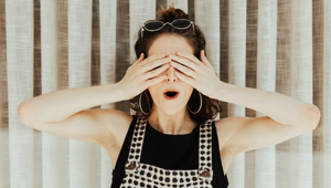 Ženy, na tieto 3 módne kúsky zabudnite: Vyzeráte v nich lacno!