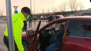 Slováci hľadajú spôsob ako sa dostať domov. Cez hranice prechádzajú aj pešo