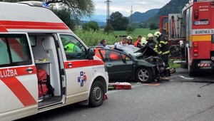 Vážna nehoda dodávky s osobným autom. Vodiči zostali pod plechmi áut