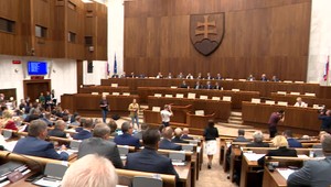 Parlament bol v druhej polovici týždňa takmer prázdny. Hlasovanie je na programe až v pondelok