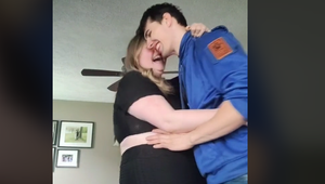 Odkedy stretla svojho manžela, pribrala 40 kíl a ľudia jej odkazujú: Tvoj muž je pre teba príliš pekný!