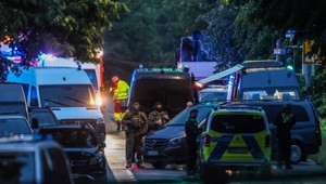 Muž v Dortmunde strieľal na policajtov a zabarikádoval sa s tromi deťmi