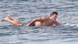 Eastwood mladší sa ukázal bez trička. Baby šalejú!