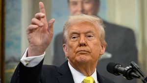 Trump rok po znovuzvolení: trhy rastú, no podpora prezidenta klesá