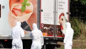 Rakúska polícia: V aute bolo 59 mužov, 8 žien, 4 deti