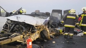 Zrážku kamiónu s mikrobusom neprežilo sedem ľudí