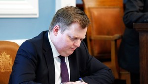 Islandský premiér nechce rezignovať, úradu sa vzdáva len na čas