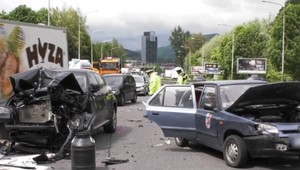 Počas jazdy sa otvorila predná kapota. Život im zachránil prívesný vozík