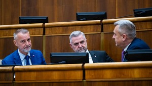 Povinné formálne oblečenie a sankcie vo výške mesačného platu. Mení sa rokovací poriadok