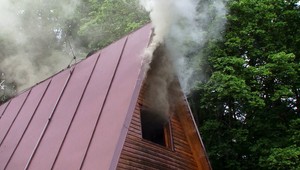 Do chaty udrel blesk, na mieste zasahovala desiatka hasičov