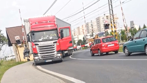 Toto železničné priecestie už bolo svedkom mnohých tragédií. Tentokrát sa medzi závorami zasekol kamión