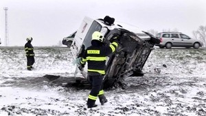 Dodávka skončila mimo cesty, dostala šmyk