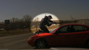 VIDEO: Hrdinský zásah sa pre policajta neskončil veľmi dobre