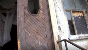 Muž, ktorý vtrhol do domu a mal kričať - Ja som Hitler, ide pred súd