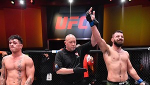 UFC zápasník po vyhratom zápase pozval na rande známu speváčku