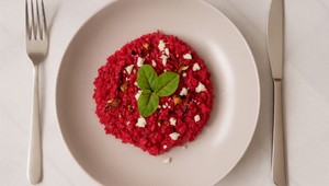 Cviklové rizoto s balkánskym syrom a pečenými orechami