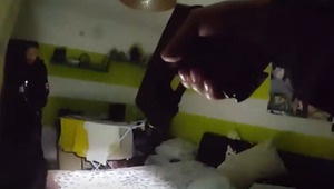 Muž sa svojej družke vyhrážal smrťou. Pred policajtmi sa ukrýval v posteli