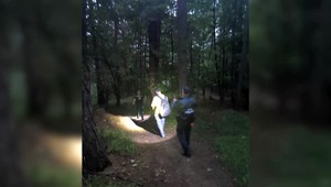 Žilinskí policajti pátrali v lese po Ukrajincovi, ktorý zúfalý zavolal na tiesňovú linku