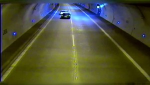 Agresívny vodič zastavil v strede tunela, aby zablokoval auto s rodinou