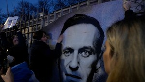 Navaľného matka žiada Vladimira Putina o vydanie synovho tela