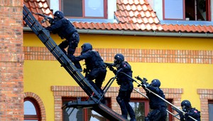 Cvičenie elitných jednotiek.Útočníci obsadili školu