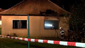 Žena si zachránila život skokom z horiaceho domu, jej priateľ zahynul