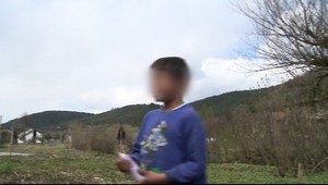 Chlapcovi (11) dal toluén, potom sa na ňom ukájal!