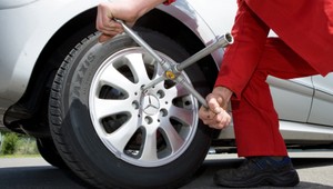 Špinavé okná, vypálené žiarovky, podhustené pneumatiky. Neriskujte na cestách