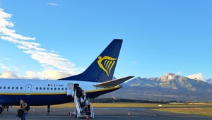 Šéf Ryanairu popiera, že cestujúci po rozbití okna vypadol z lietadla