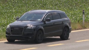 Pre defekt odstavili auto. Keď sa pri nich zastavili policajti, objavili v aute zatavené striekačky