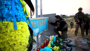 Kyjev vzdoruje Rusom už 500 dní. Prezident Zelenskyj si uctil obete na Haďom ostrove