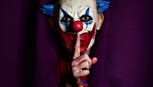 Klaun v Rakúsku vystrašil ženu na koni. Spadla a zranila sa