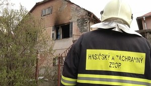 Mŕtvola v dome! Ležala za zatarasenými dverami